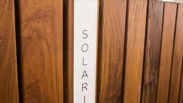 A wooden fence with a sign that reads "SOLARIUM".