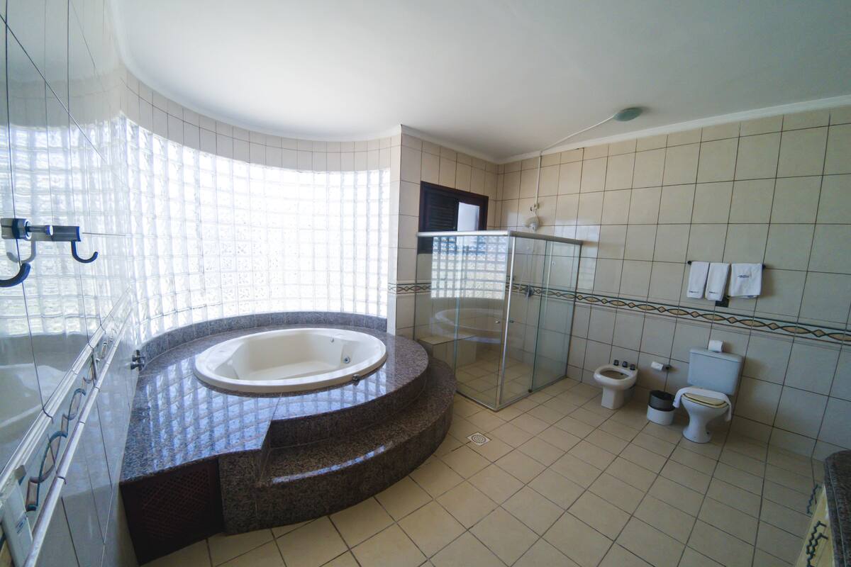Minibar, brankas, dan Wi-Fi gratis