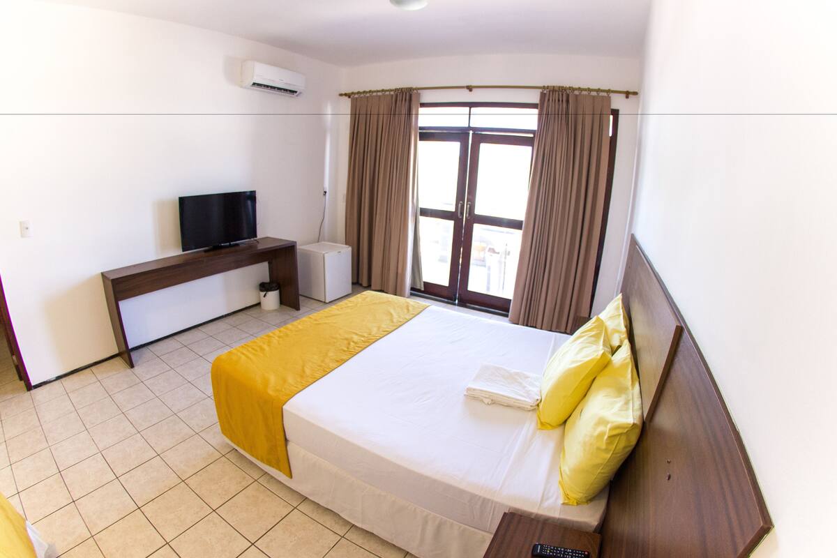 Minibar, brankas, dan Wi-Fi gratis
