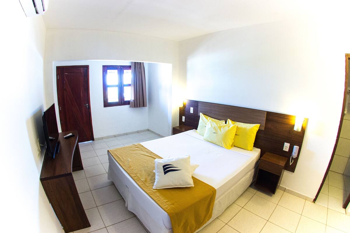 Minibar, brankas, dan Wi-Fi gratis