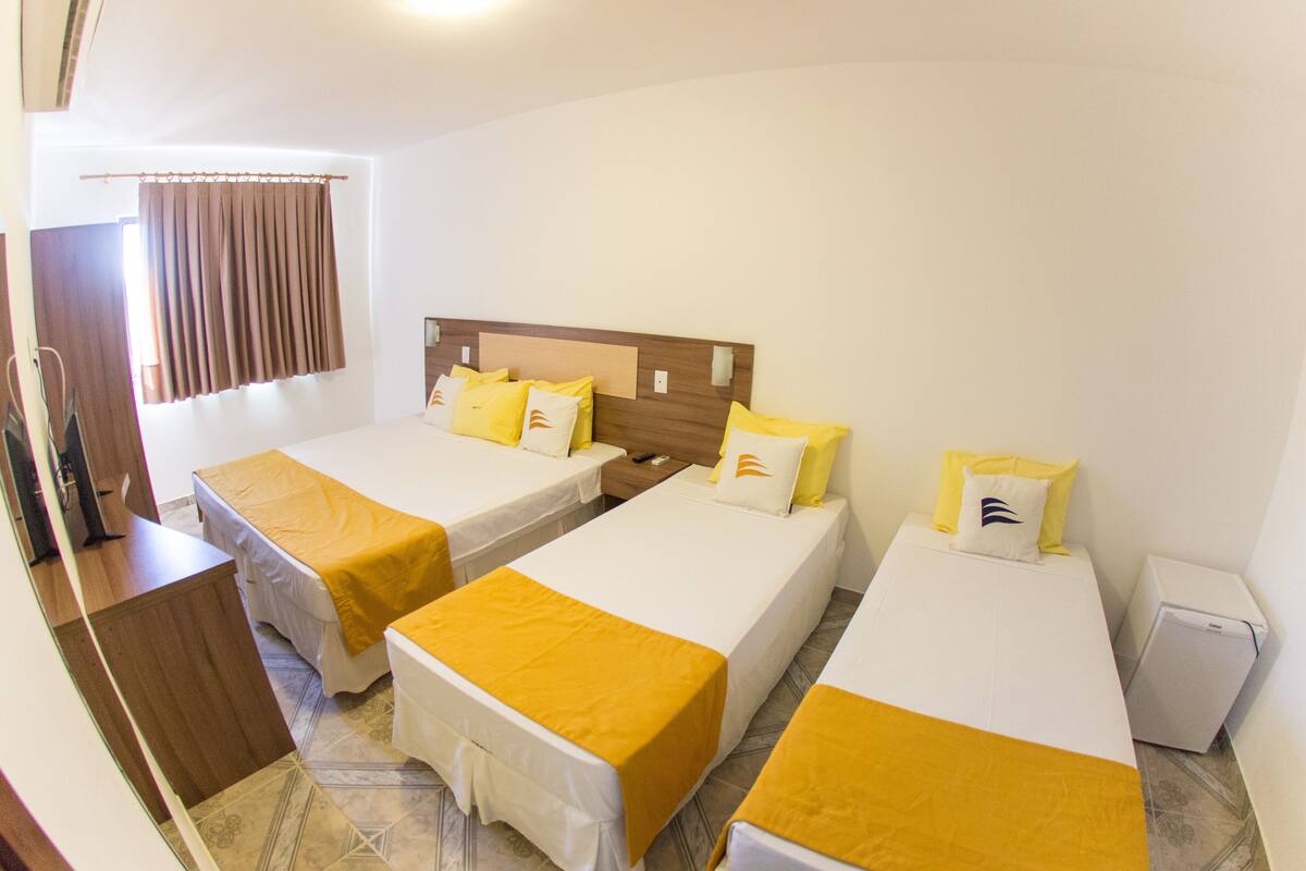 Minibar, brankas, dan Wi-Fi gratis
