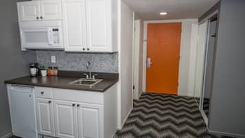 Habitación estándar, 2 camas Queen size, cocineta | Cocineta privada | Frigobar y microondas