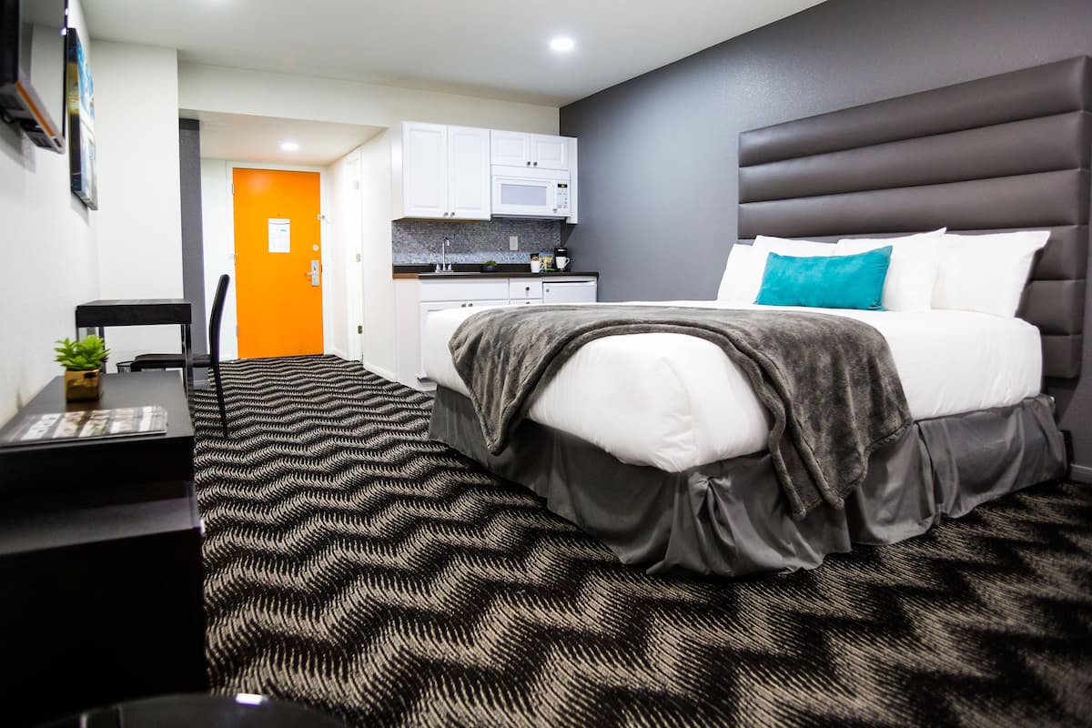 Standard Room, 1 King Bed, Kitchenette | Desk, free WiFi