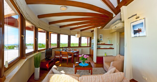 Departamento, vista al mar | Área de sala de estar | Televisión de pantalla plana 