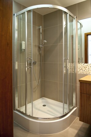 Appartement, 1 slaapkamer, balkon (Floriana Ceynowy 13D/10 Street) | Badkamer | Een douche, een haardroger, handdoeken, toiletpapier