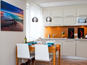 Duplex Two-Bedroom Apartment with Balcony - 13 B/8 Floriana Ceynowy Street | Privat køkken | Køleskab, mikrobølgeovn, kogeplade, opvaskemaskine