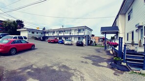 Free self parking - River Heights Motel (Courtenay)
