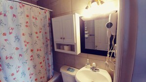 Shower, towels - River Heights Motel (Courtenay)