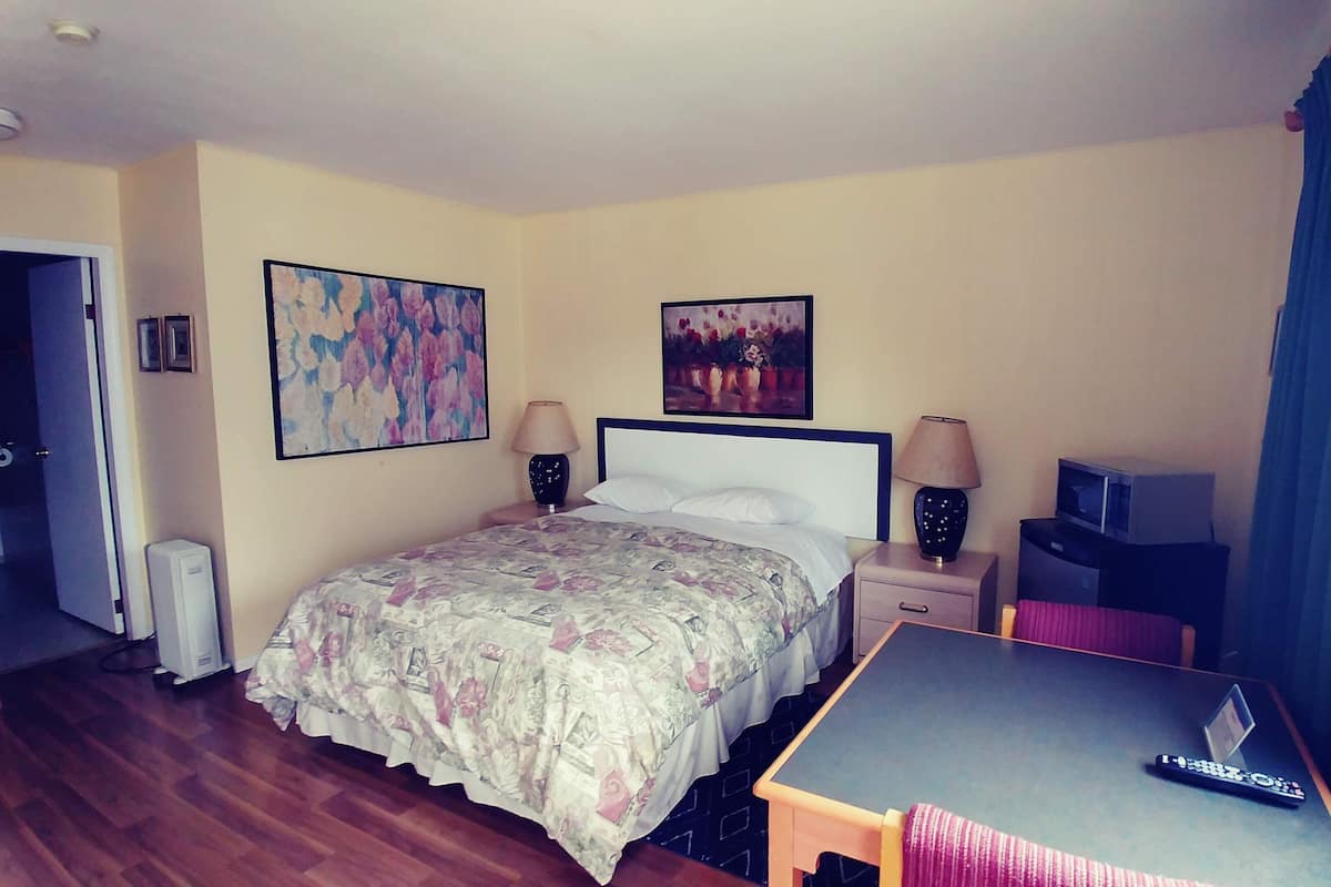 Room, 1 Queen Bed | WiFi (free), bed sheets
