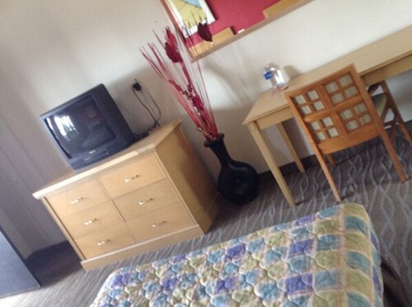 Zimmer | Schreibtisch, Verdunkelungsvorhänge, Bügeleisen/Bügelbrett