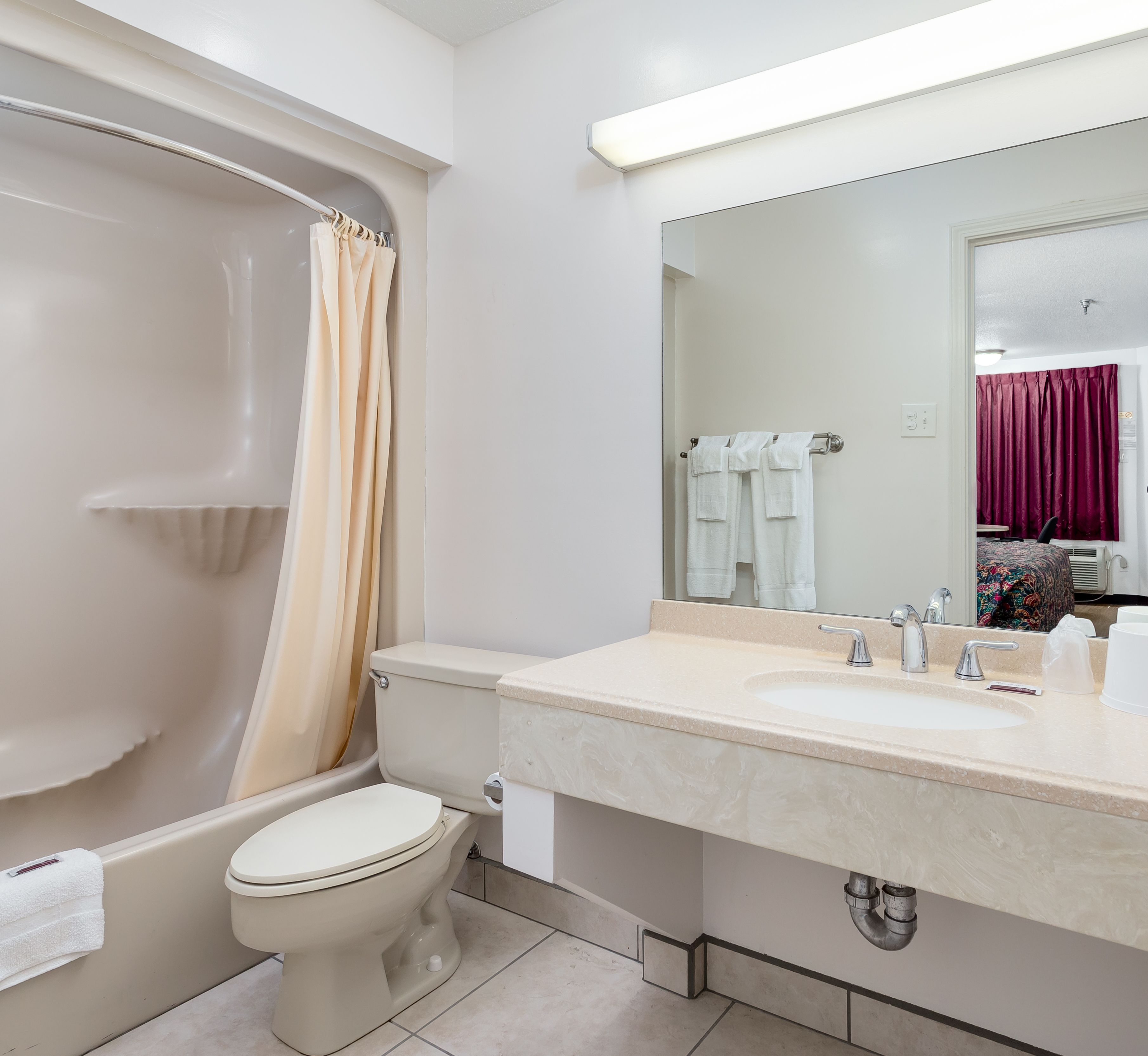 Combined shower/tub, hair dryer, towels