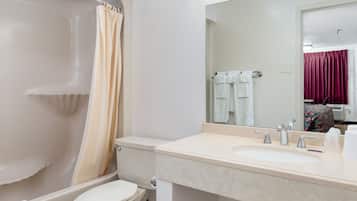 Ducha y bañera combinadas, secador de pelo y toallas