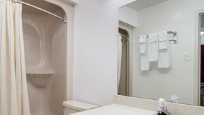 Un baño moderno con bañera, inodoro y lavamanos.