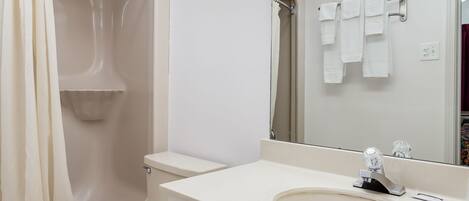 Un baño moderno con bañera, inodoro y lavamanos.