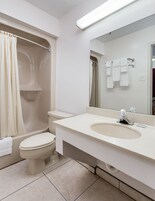 Combined shower/tub, hair dryer, towels