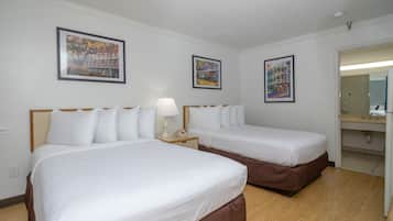 Cortinas opacas, wifi gratis, ropa de cama