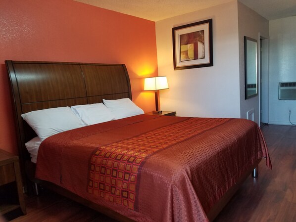 Standard Room, 1 King Bed | Desk, free WiFi - Monte Carlo Motel (New Orleans)