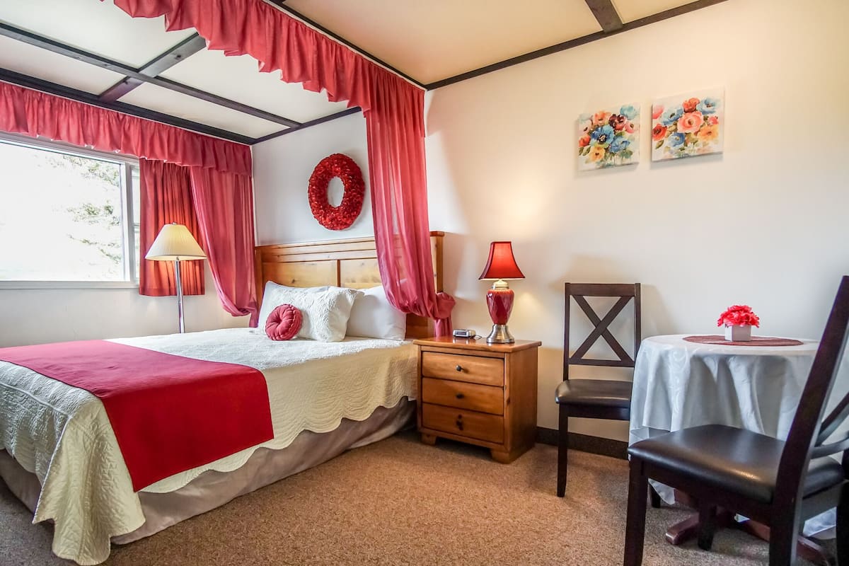 Deluxe Room, 1 King Bed #10 | Blackout curtains, iron/ironing board, rollaway beds, free WiFi