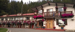 Exterior - Gables Motel (Radium Hot Springs)