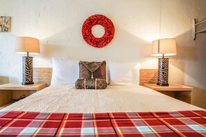 Blackout curtains, iron/ironing board, rollaway beds, free WiFi - Gables Motel (Radium Hot Springs)