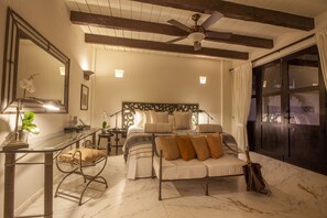 Hochwertige Bettwaren, Minibar, Zimmersafe, individuell dekoriert