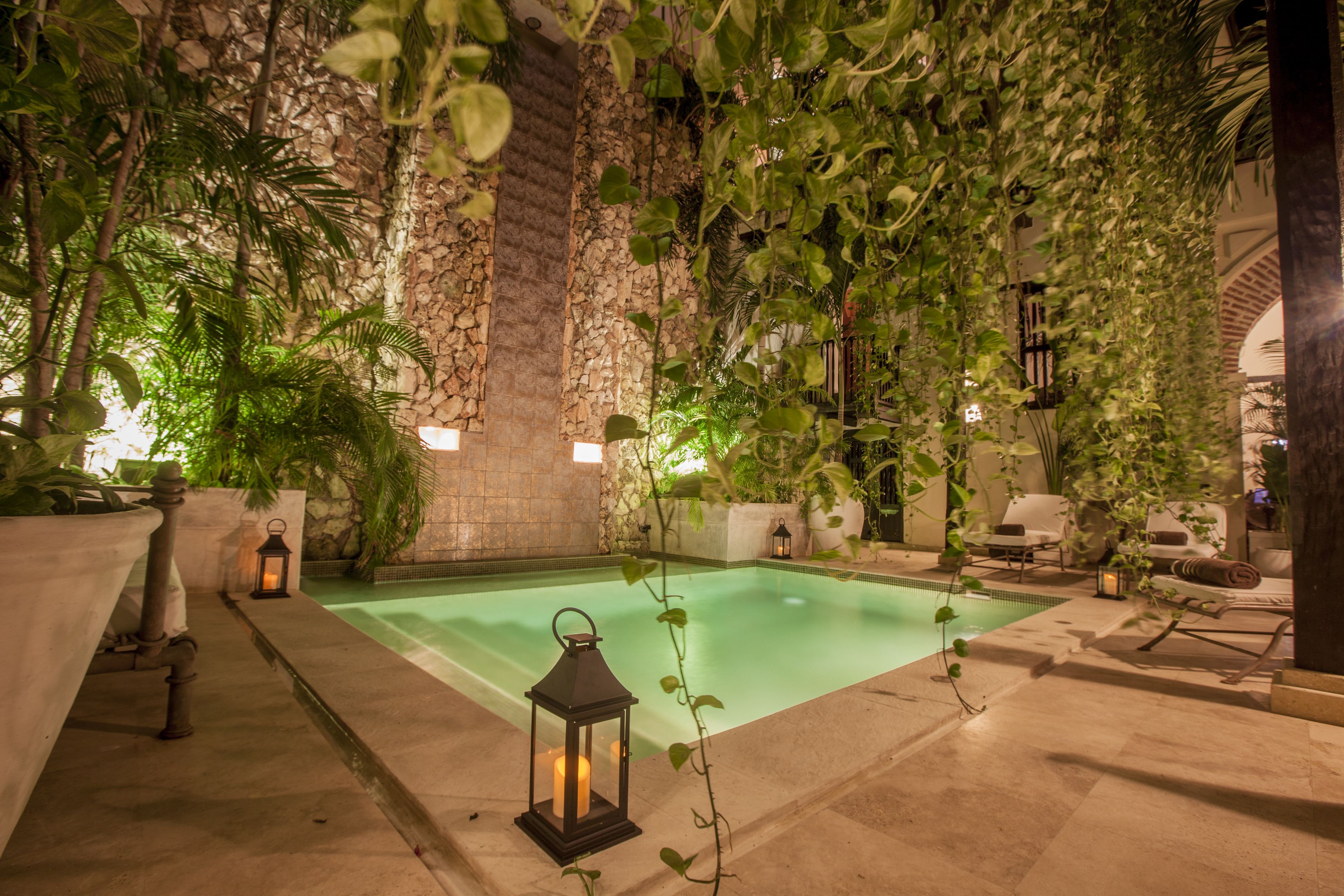 2 座室外游泳池，提供日光浴躺椅