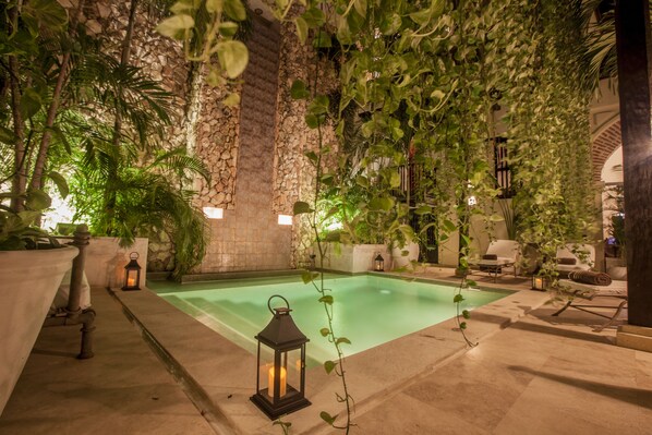 2 hồ bơi ngoài trời, ghế dài tắm nắng 