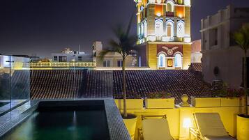 2 outdoor pools, sun loungers