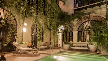 2 outdoor pools, pool loungers