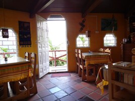 Café da manhã, almoço e jantar; culinária internacional 