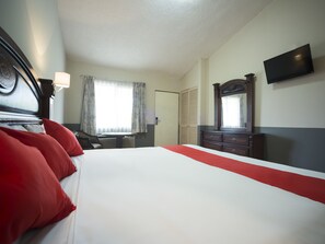 Escritorio, tabla de planchar con plancha, wifi gratis y ropa de cama 