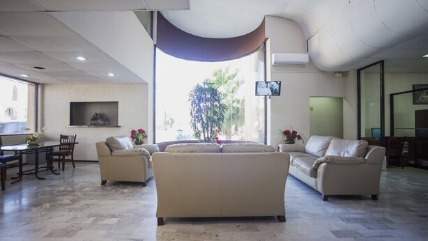 Lobby sitting area - Capital O 88 Inn (San Nicolas de los Garza)