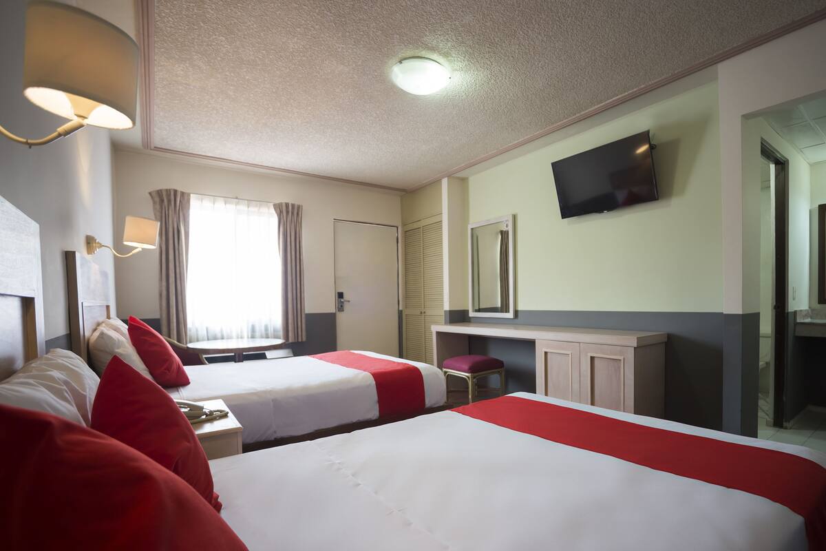 Standaard kamer, 2 tweepersoonsbedden | Een bureau, een strijkplank/strijkijzer, gratis wifi, beddengoed