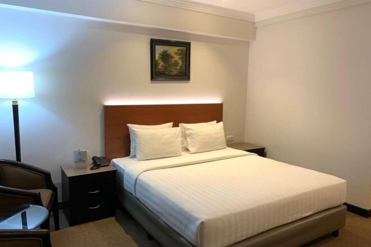 Premium bedding, in-room safe, soundproofing, rollaway beds