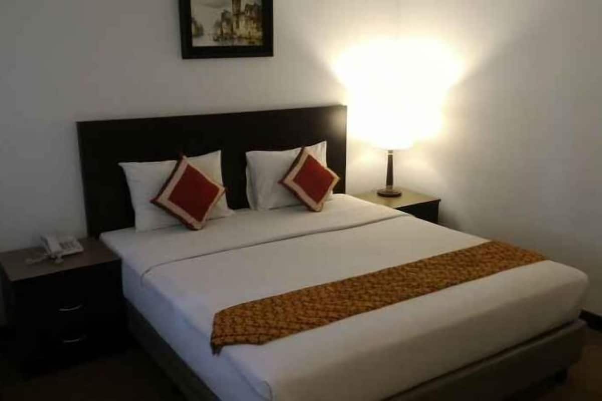 Premium bedding, in-room safe, soundproofing, rollaway beds