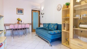 Unclassified image, 3 of 26, button - Lia (Dubrovnik)