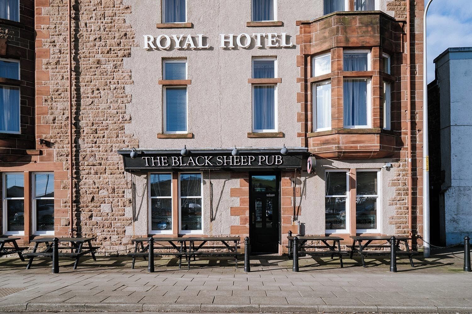 El exterior del Hotel Royal con el pub Black Sheep en la planta baja.