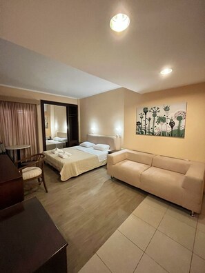 Kamar Quadruple | Minibar, brankas, meja kerja, dan tirai kedap cahaya