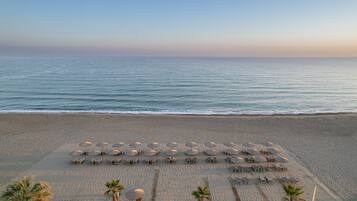 Plage, cabines (en supplément), chaises longues, parasols