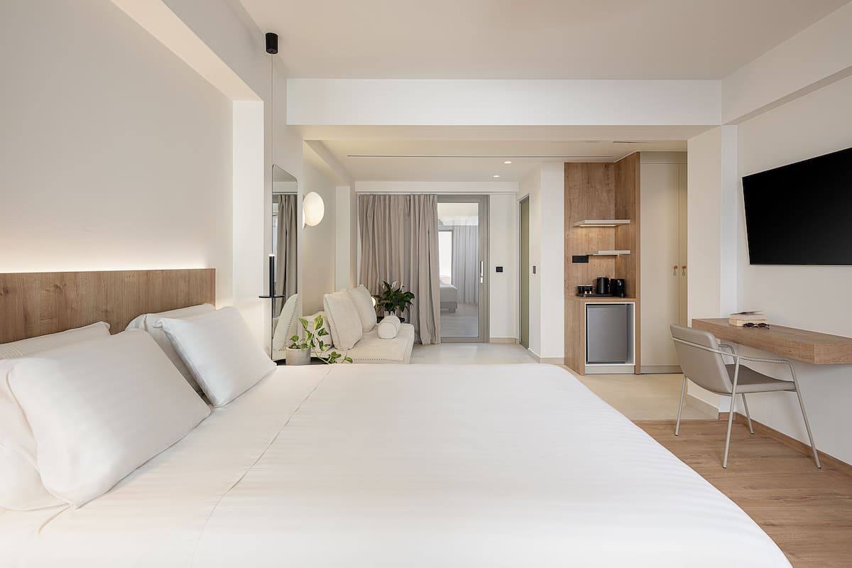 Superior Studio with Jacuzzi | 1 bedroom, premium bedding, memory foam beds, in-room safe