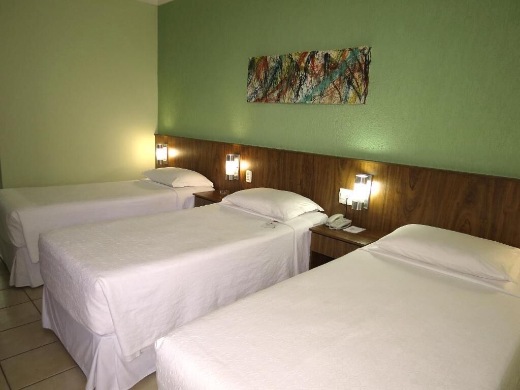 1 多间卧室、迷你吧、客房内保险箱、办公桌