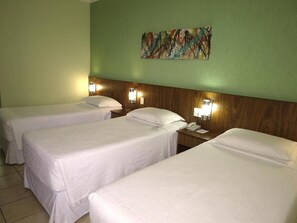 1 chambre, minibar, coffres-forts dans les chambres, bureau