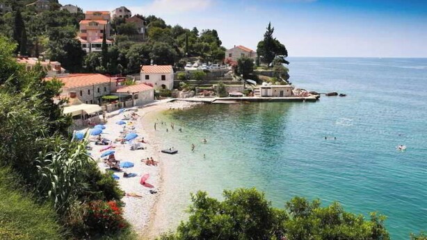 A coastal town with a beach, buildings, and a clear view of the sea. - Villa Marijeta (Dubrovnik)