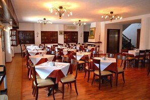 Breakfast (EUR 10 per person)