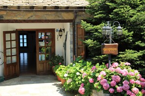 Front of property - Aglaida Hotel (Zagora-Mouresi)