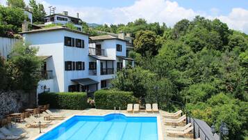 Outdoor pool, pool umbrellas, sun loungers