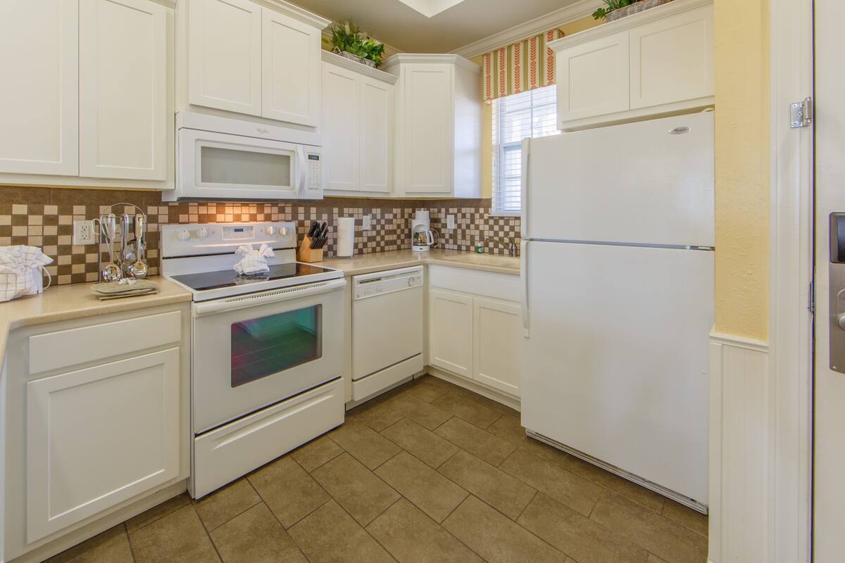 grand room, 2 bedrooms | private kitchen | full-sized fridge, microwave, oven, stovetop