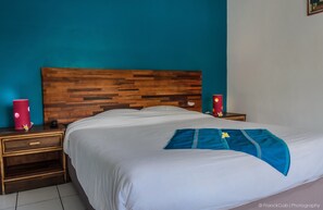 In-room safe, desk, iron/ironing board, bed sheets - Swalibo Hotel (Saint-Paul)