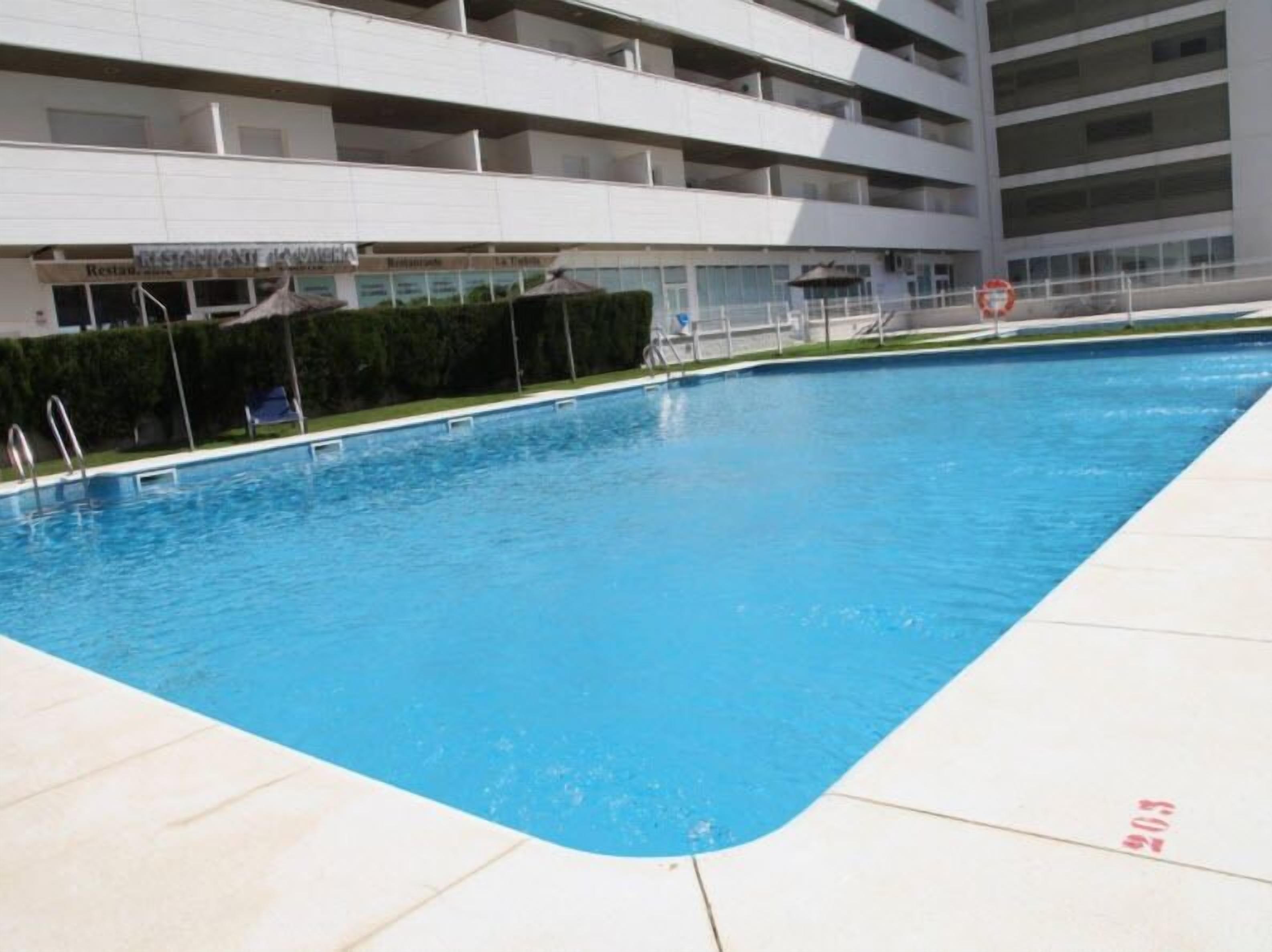 Hồ bơi ngoài trời, dù/ô trên bãi biển/hồ bơi, ghế dài tắm nắng 