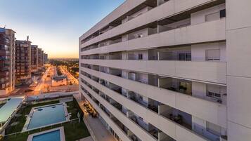 Een buitenzwembad, parasols voor strand/zwembad